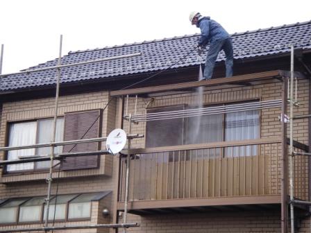 高圧洗浄機でキレイに洗い流します。