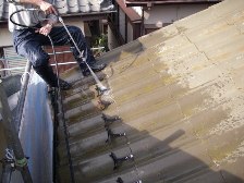 U瓦屋根塗装工事、瓦水洗い作業